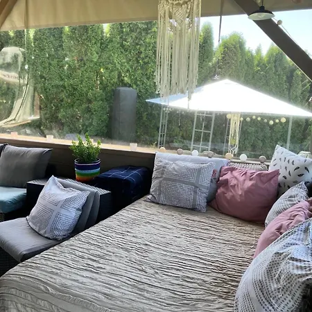Campsite Glamping Karavan U Konopiste *