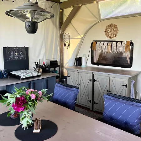 Glamping Karavan U Konopiste Campsite *