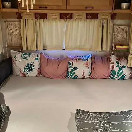 Campsite Glamping Karavan U Konopiste *