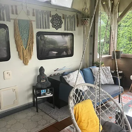 אתר קמפינג Glamping Karavan U Konopiste *