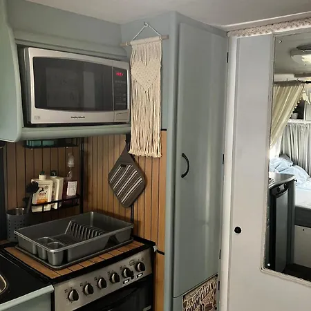 Glamping Karavan U Konopiste Parque de Campismo Chrastany (Benesov)
