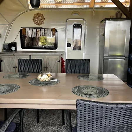 Glamping Karavan U Konopiste *