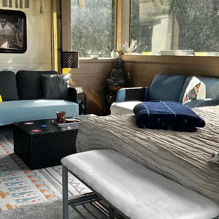 Glamping Karavan U Konopiste Parque de Campismo