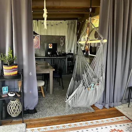 Parque de Campismo Glamping Karavan U Konopiste *