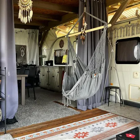 Glamping Karavan U Konopiste Parque de Campismo Chrastany (Benesov)