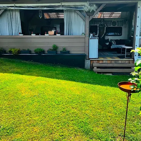 Glamping Karavan U Konopiste *