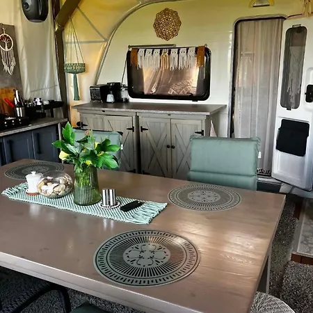 Parque de Campismo Glamping Karavan U Konopiste