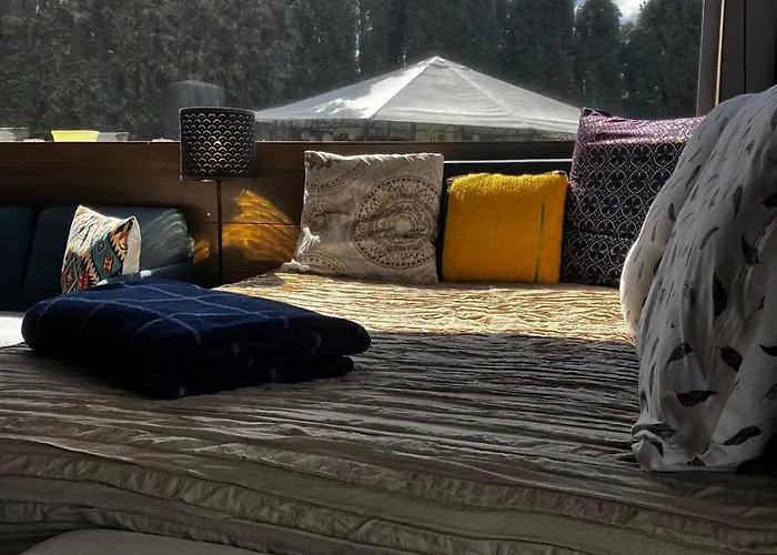 Glamping Karavan U Konopiste Parque de Campismo *