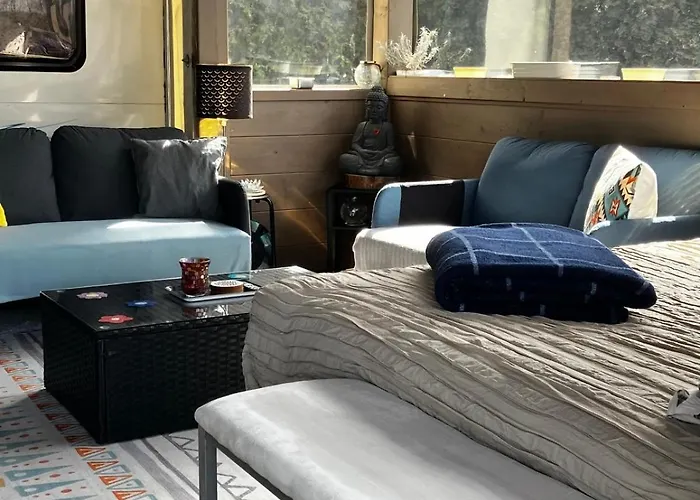 Glamping Karavan U Konopiste Parque de Campismo