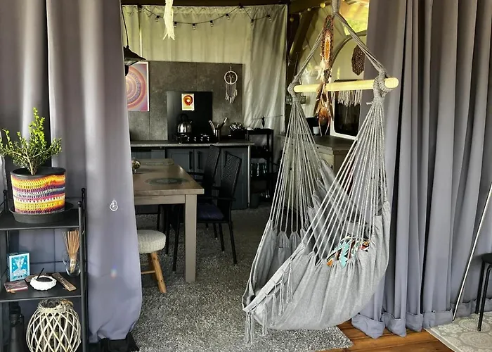 Parque de Campismo Glamping Karavan U Konopiste *